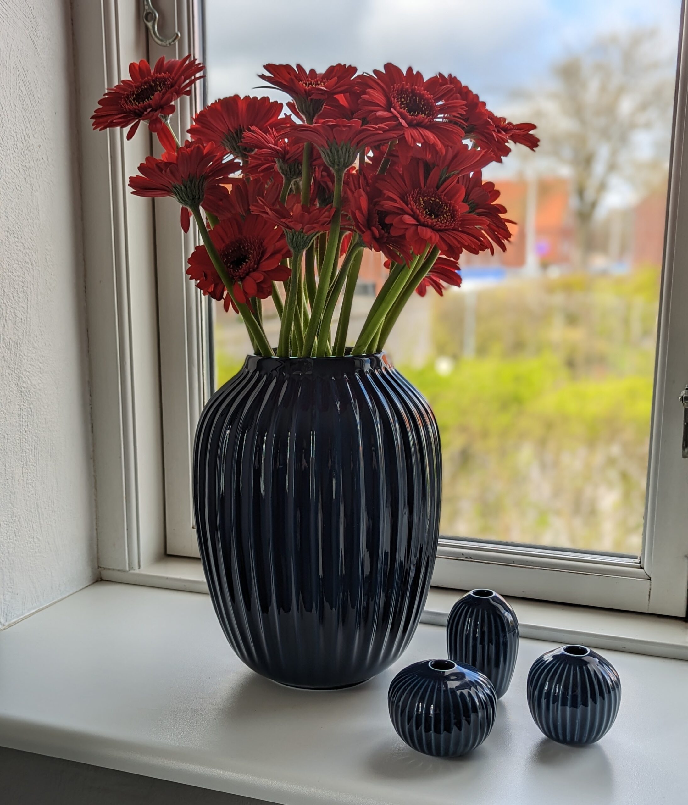 Kähler-vase med røde blomster